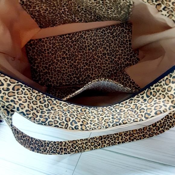 Cheetah print diaper bag with matching wipe case - Picture 2 of 2
